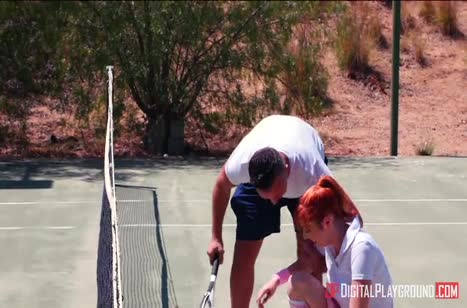 Рыжеволосая теннисистка после игры устроила оргию с тренером №1